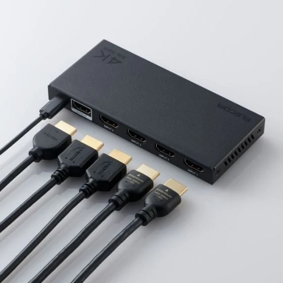 USB-C給電端子・HDMI出力・4つのHDMI入力へ接続する公式例。使用例のHDMIケーブルは付属しません。