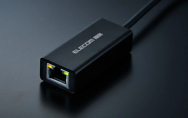 RJ-45ポートと状態確認LEDの公式写真。利用者環境の速度や遅延を示す写真ではありません。