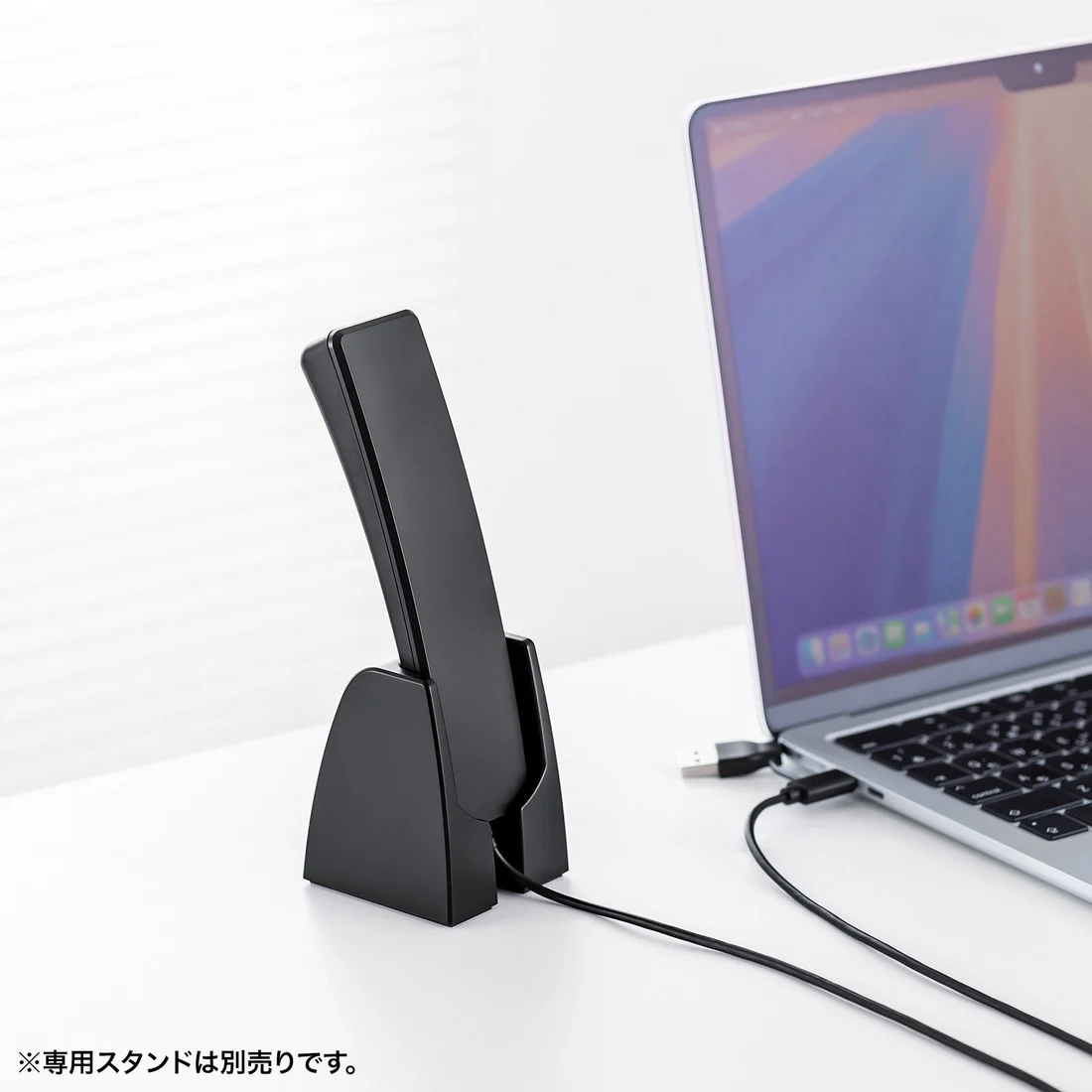 別売スタンドMM-HSTC08-STNと受話器を組み合わせた公式写真。スタンドは受話器に付属しません。